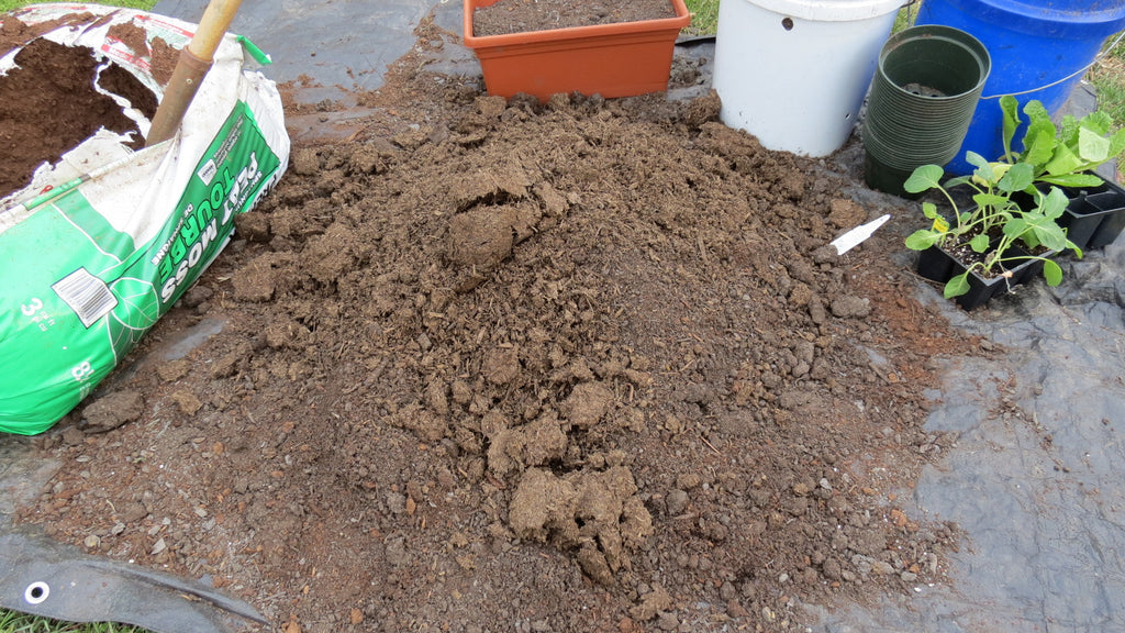 How to Make Inexpensive Garden Container Soil: Organic Fertilizer, Lime, Peat Moss, Compost & Dirt